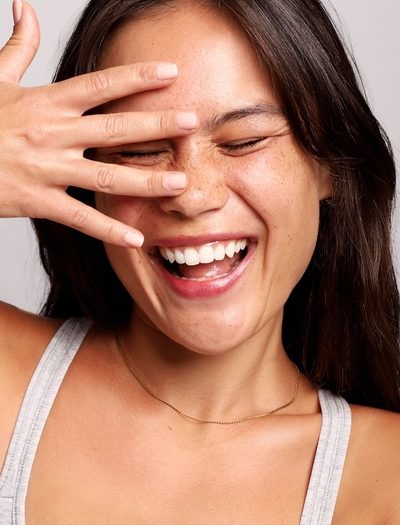 Bella Rose Pratt – Hands profile